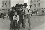 Bernard Gille (né en 1952), {Garçons jouant aux pistolets, sur le terrain proche de la rue des Arbousiers}, Carros, avril 1983