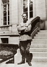 Cat. 6 : Le lieutenant Nissim de Camondo sur les marches de l'escalier menant au jardin, lors de sa dernière permission en juillet 1917