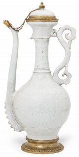 Aiguière, Chine (fours de Jingdezhen), dynastie Ming, période Zhengde (1506-1521) ; France, XVIIIe siècle (monture)