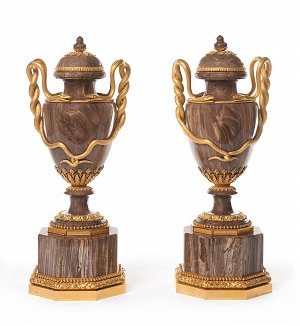 Paire de vases en bois pétrifié et monture de bronze doré, c. 1780, abrités par Lignereux pendant la Révolution