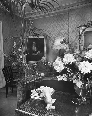 Frank Scherschel, Christian Dior dans son appartement du 10, rue Royale à Paris, 1947