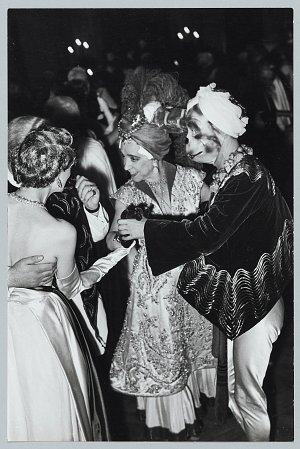 Nepo Arik, {Elsa Schiaparelli dansant avec un homme portant une jacquette Schiaparelli lors d'un bal de Fath à Corbeille} 1952