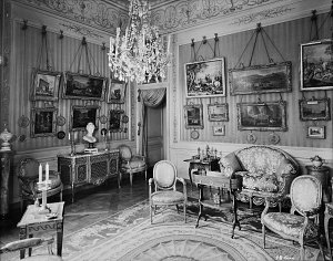 Cat. 17. Vue du petit bureau vers la galerie du rez-de-chaussée haut en 1936