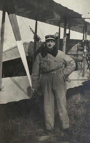 Nissim de Camondo devant un Farman de l'escadrille MF 33 en 1916