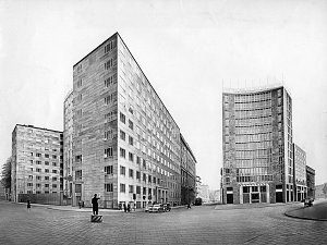 Premier immeuble Montecatini, vue de l'extérieur, Milan, 1936–38