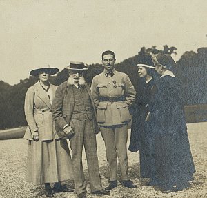 Béatrice et Nissim de Camondo avec leur mère et leurs grands-parents Cahen d'Anvers, dans les jardins du château de Champs-sur-Marne en 1916