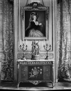 Cat. 9. Vue du mur ouest du grand salon en 1936 avec la commode à rideaux de J.-H. Riesener