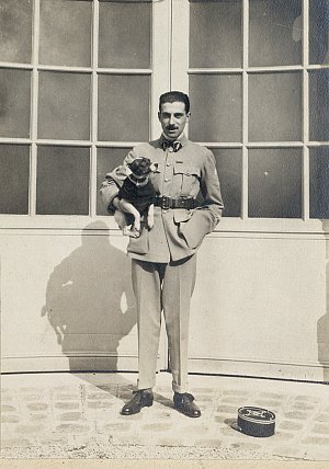 Le lieutenant Nissim de Camondo dans la cour de l'hôtel, 63 rue de Monceau. 1916