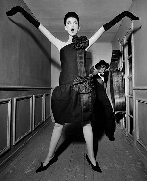 William Klein, « Dorothy + Little Bara with a cello, Paris 1960 », robe Moderato Cantabile, collection haute couture automne-hiver 1960, ligne Souplesse, légèreté, vie