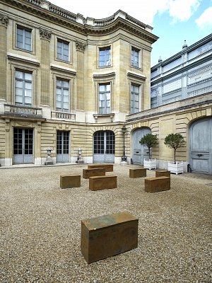 Edmund de Waal, {petrichor}, installation, Musée Nissim de Camondo, 2021