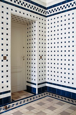 White and blue tiling in Moïse de Camondo's Bathroom