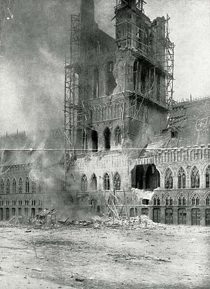  Ypres, Tour des halles aux draps, 1914