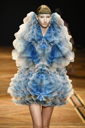 Iris van Herpen, en collaboration avec Kim Keever, Minirobe {Cosmica}, collection « Shift Souls », 2019