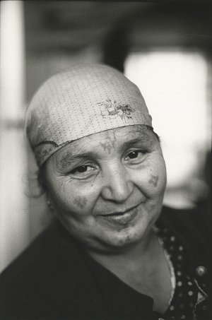 Sabine Weiss (1924-2021), {Madame C., 56 ans, femme au foyer résidant dans un HLM rue du Bosquet}, Carros, 21 avril 1983