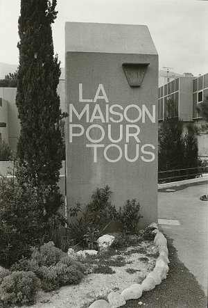 Jean Dieuzaide (1921-2003), {Entrée de la Maison pour tous, rue des Oliviers, près de la mairie}, Carros, avril 1983