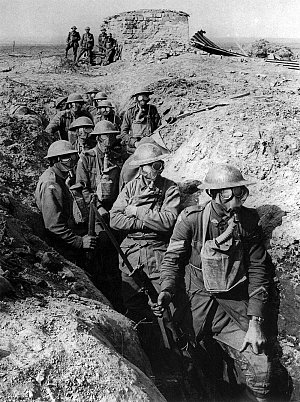 Soldats australiens équipés de masques à gaz dans une tranchée du secteur d'Ypres, en 1917, par le Capitaine Frank Hurley