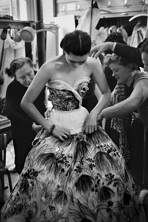 Henri Cartier-Bresson, le mannequin Alla revêt la robe May dans la cabine lors de la Première, 1953