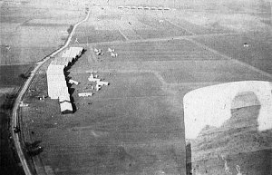 Vue aérienne du terrain du Groupe des Divisions d'Entraînement (GDE) du Plessis-Belleville, (Oise) en mars 1916