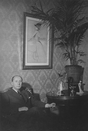 Brassaï, Christian Dior dans son appartement du 10, rue Royale à Paris, fin 1946-début 1947