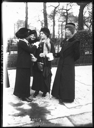 Le 20 décembre 1914, vente de drapeaux belges à Paris Femmes piquant de petits drapeaux sur les vestes des passantes