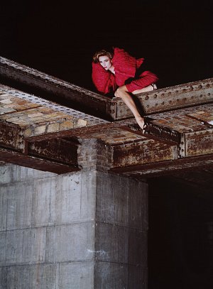 Joe Gaffney, {Modèle portant une robe de Balenciaga dans les combles du pavillon de Marsan du Musée des Arts Décoratifs}, 1982