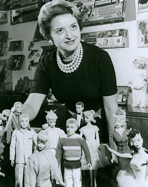 Ruth Handler entourée de poupées Barbie et Ken, années 1960