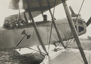 Le lieutenant pilote Nissim de Camondo aux commandes d'un avion Dorand, 1917