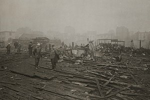 Explosion de l'usine de grenades de Tolbiac, à Paris : des pompiers sur les lieux de l'explosion.