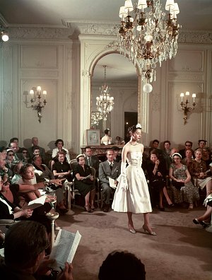 Eugene Kammerman, le mannequin Renée Breton défilant dans le grand salon du 30, avenue Montaigne, 1953