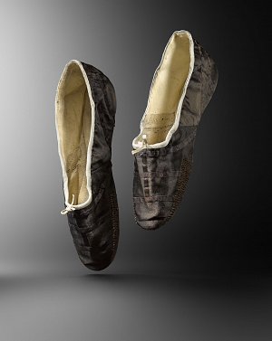 Paire de chaussons de danse utilisée par Marie Taglioni lors de sa soirée d'adieu chez l'impératrice de Russie au palais d'Anichkoff à Saint-Pétersbourg, le 1er mars 1842