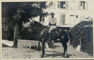 Nissim a pu rejoindre sa famille à la faveur d'une permission, comme le montre cette photo prise à Fontainebleau en août 1916