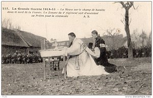  La Messe sur le champ de bataille dans le nord de la France. Un Zouave du 4e régiment sert d'assistant au Prêtre pour la cérémonie.