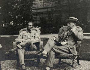 Été 1916, Moïse de Camondo et son fils Nissim dans le jardin de l'hôtel particulier, 63 rue de Monceau