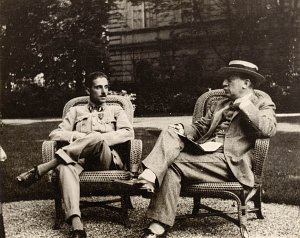 Moïse de Camondo et son fils, le lieutenant Nissim de Camondo, dans le jardin du 63, rue de Monceau, été 1916